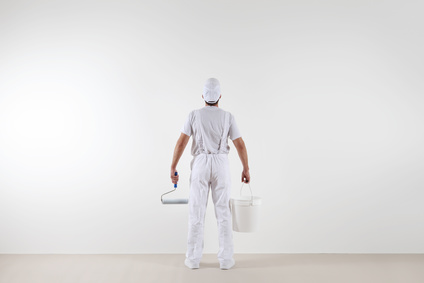 Rear view of painter man looking at blank wall, with paint roller and bucket, isolated on white roomsite internet pour peintre